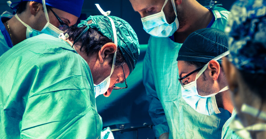 Chirurghi al lavoro sul campo operatorio