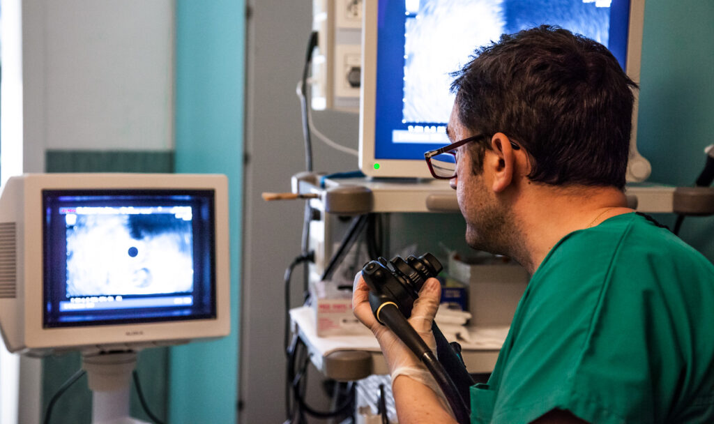 Endoscopia digestiva — l'operatore alla colonna endoscopica