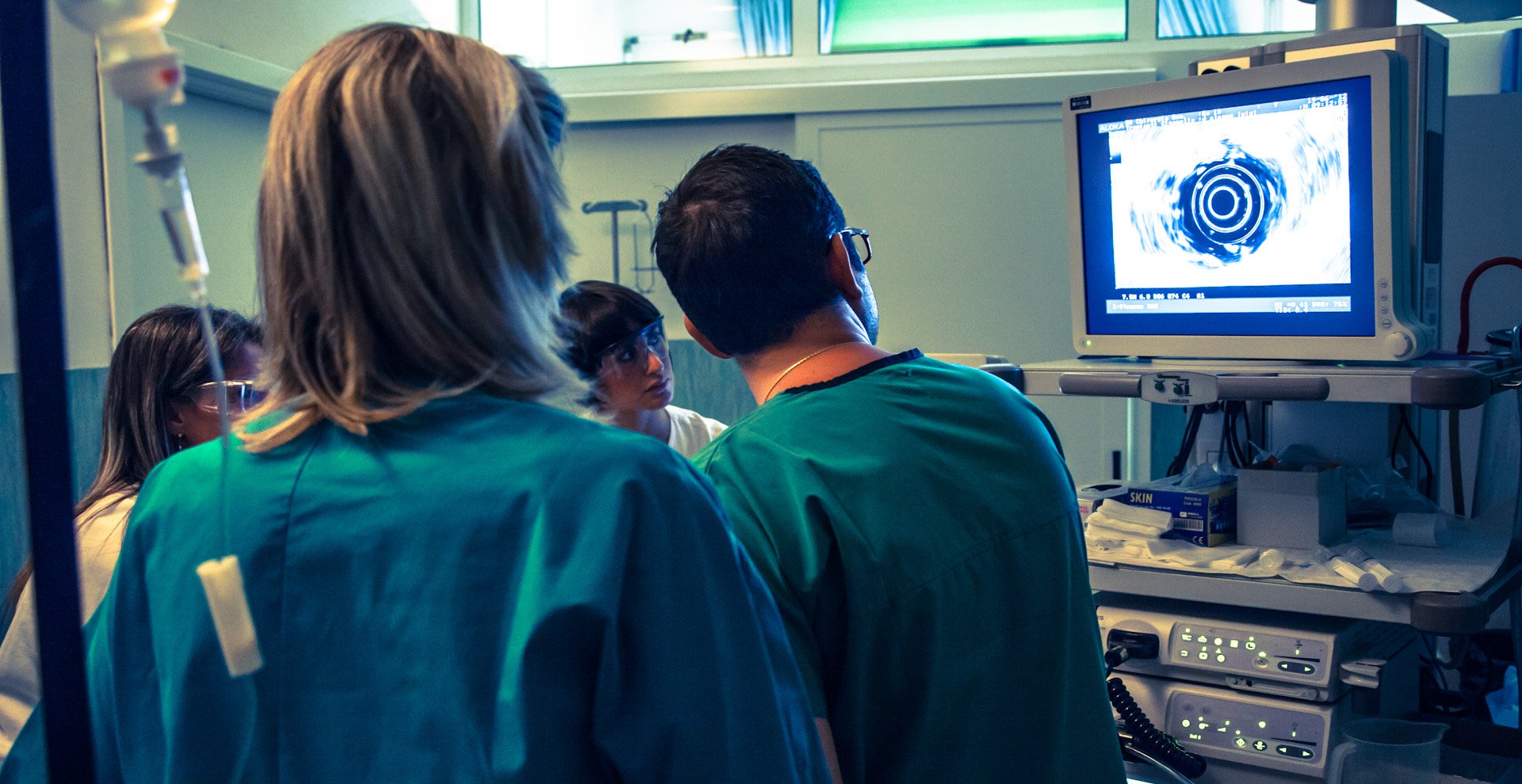Sala di controllo con monitor per il monitoraggio diagnostico durante un intervento